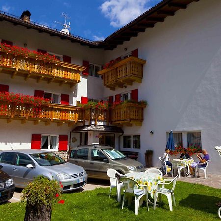Garni Tyrolia Hotell Campitello di Fassa Exteriör bild