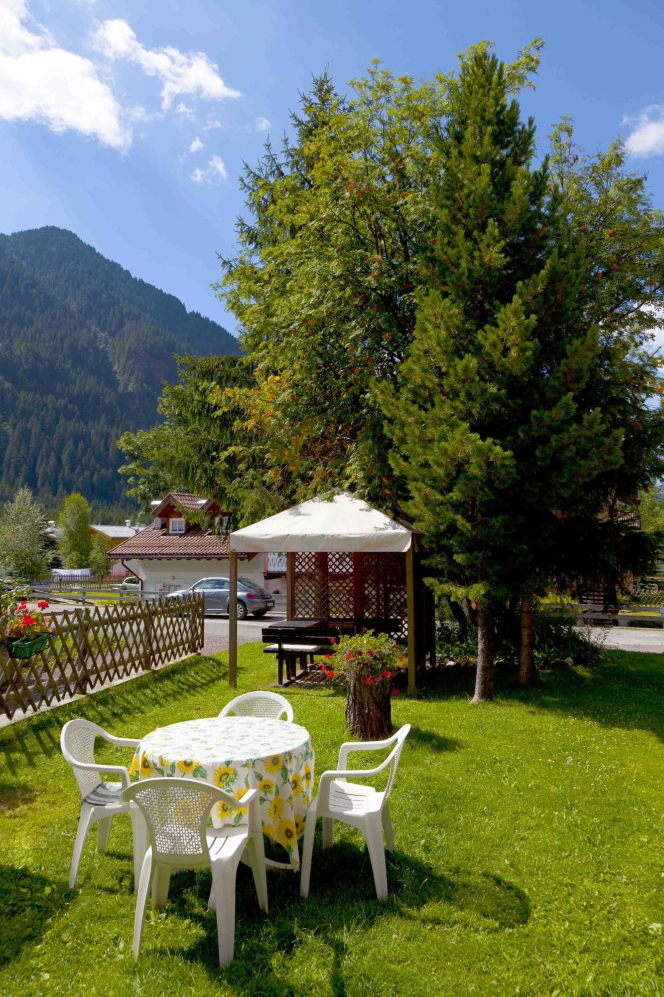 Garni Tyrolia Hotell Campitello di Fassa Exteriör bild