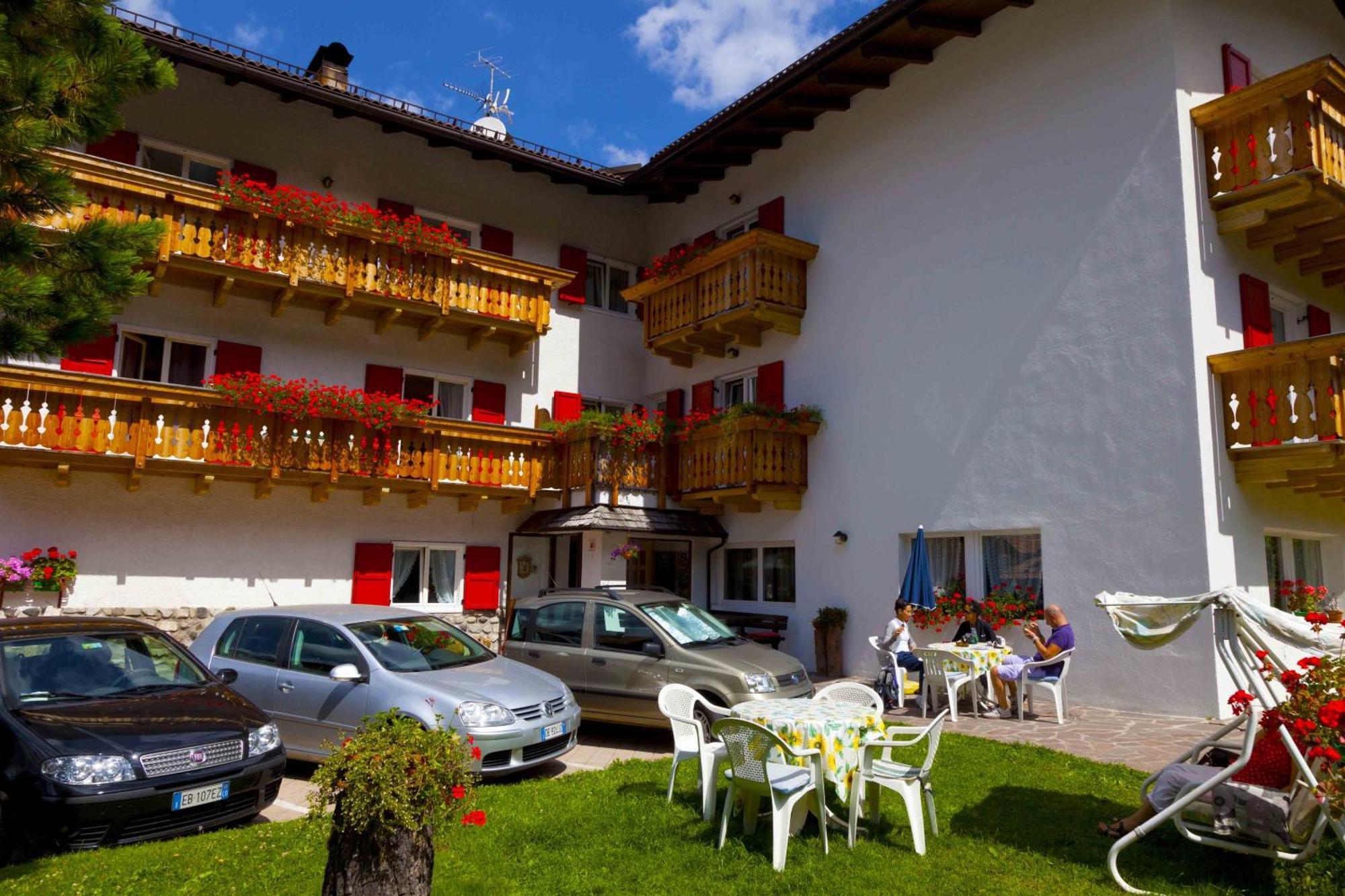 Garni Tyrolia Hotell Campitello di Fassa Exteriör bild