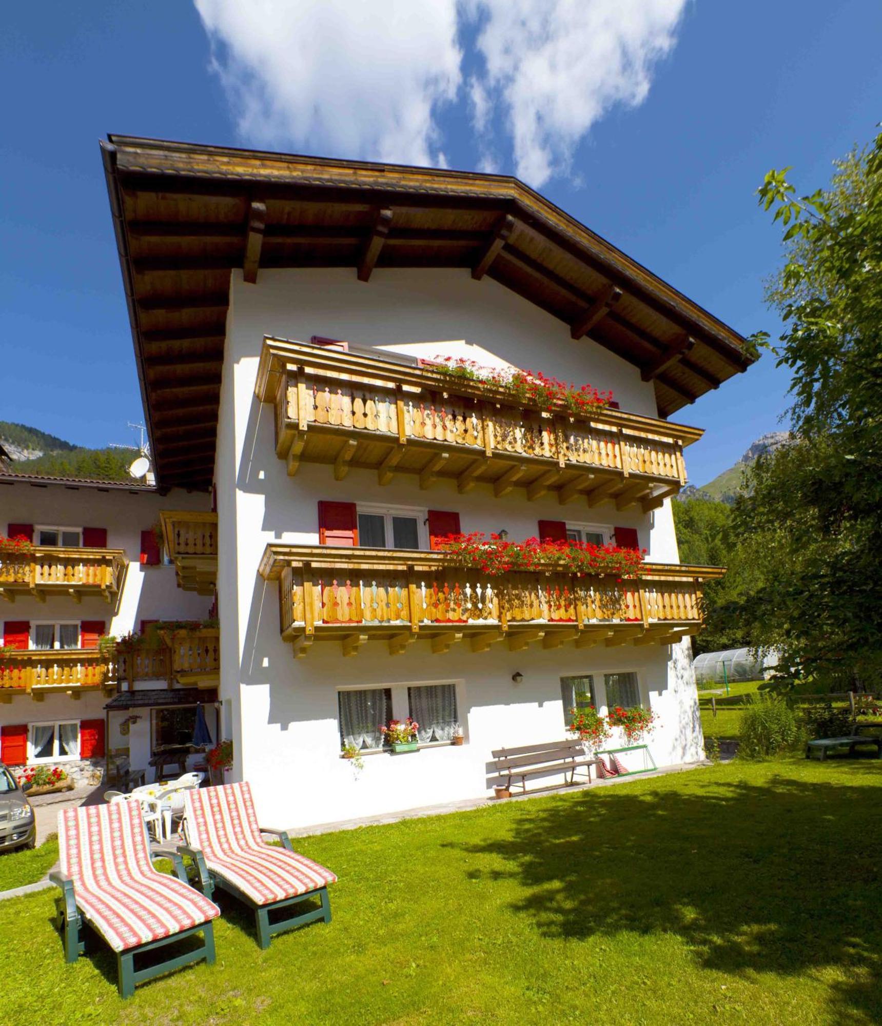 Garni Tyrolia Hotell Campitello di Fassa Exteriör bild