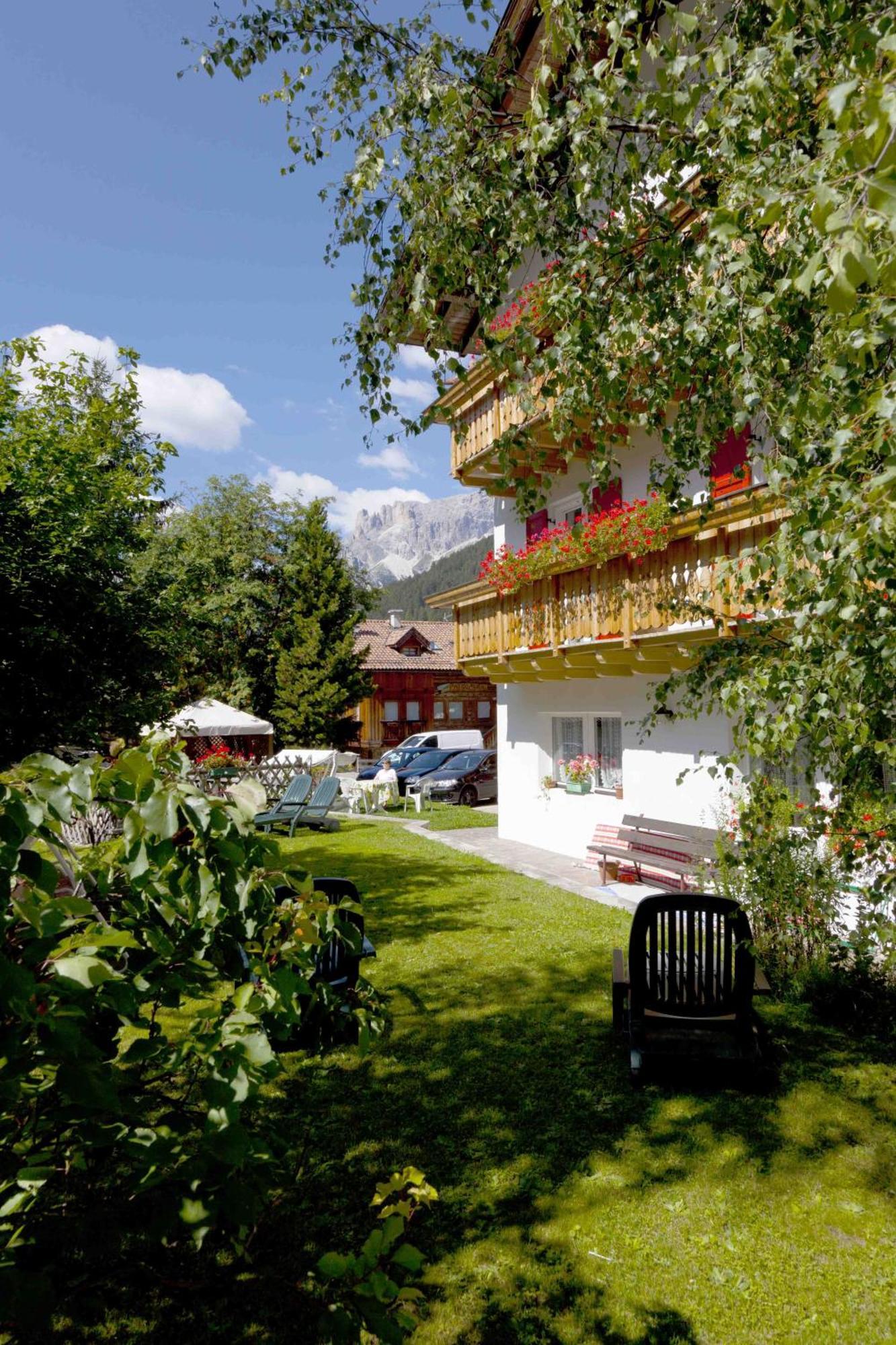 Garni Tyrolia Hotell Campitello di Fassa Exteriör bild