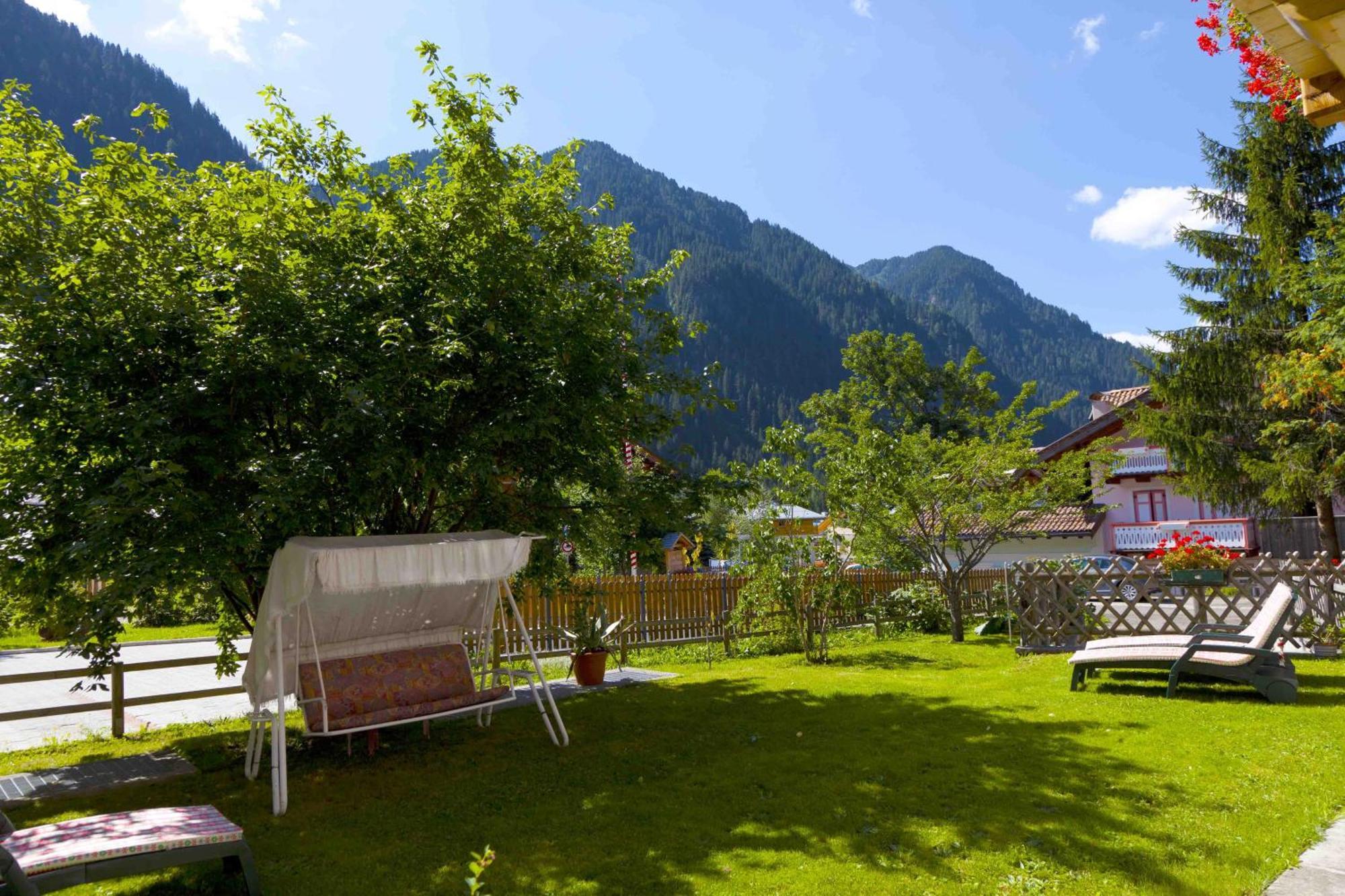 Garni Tyrolia Hotell Campitello di Fassa Exteriör bild