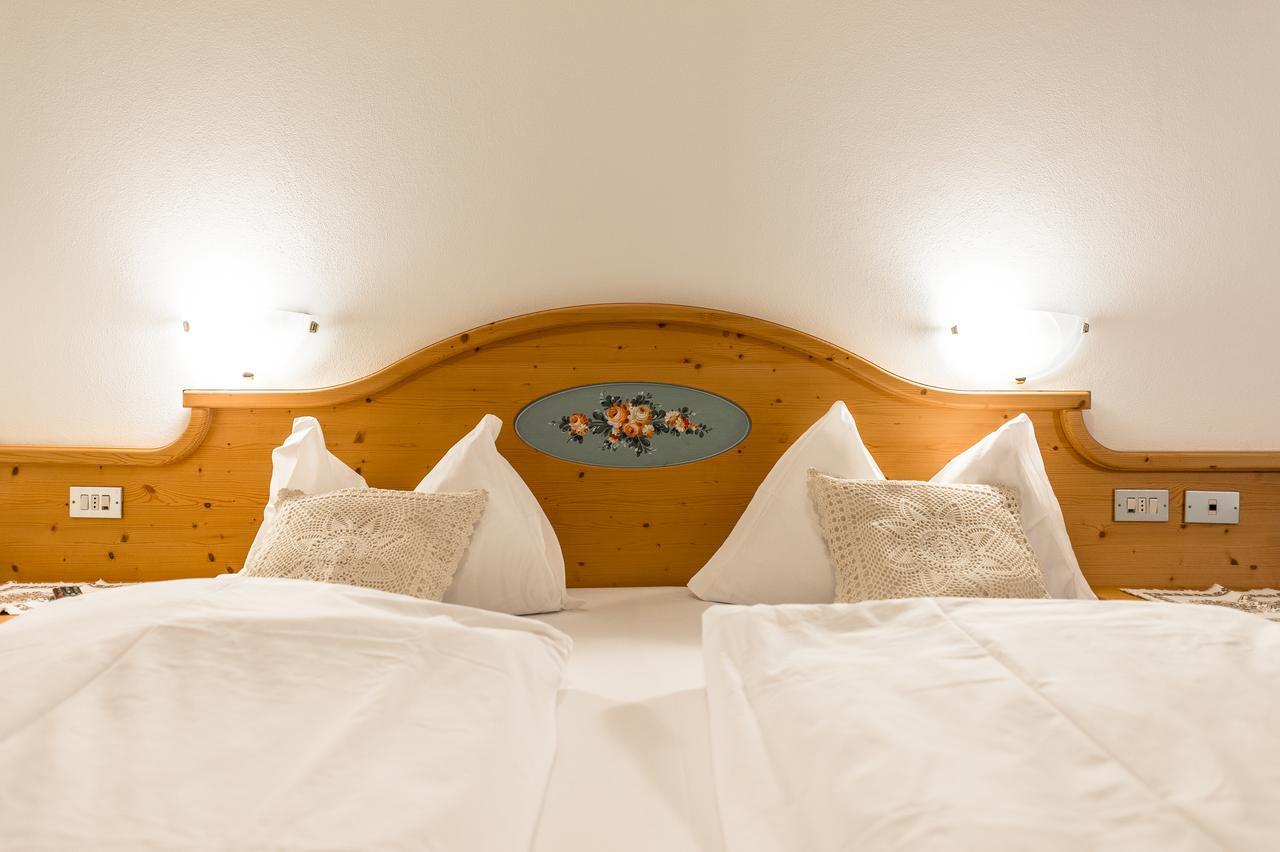 Garni Tyrolia Hotell Campitello di Fassa Exteriör bild