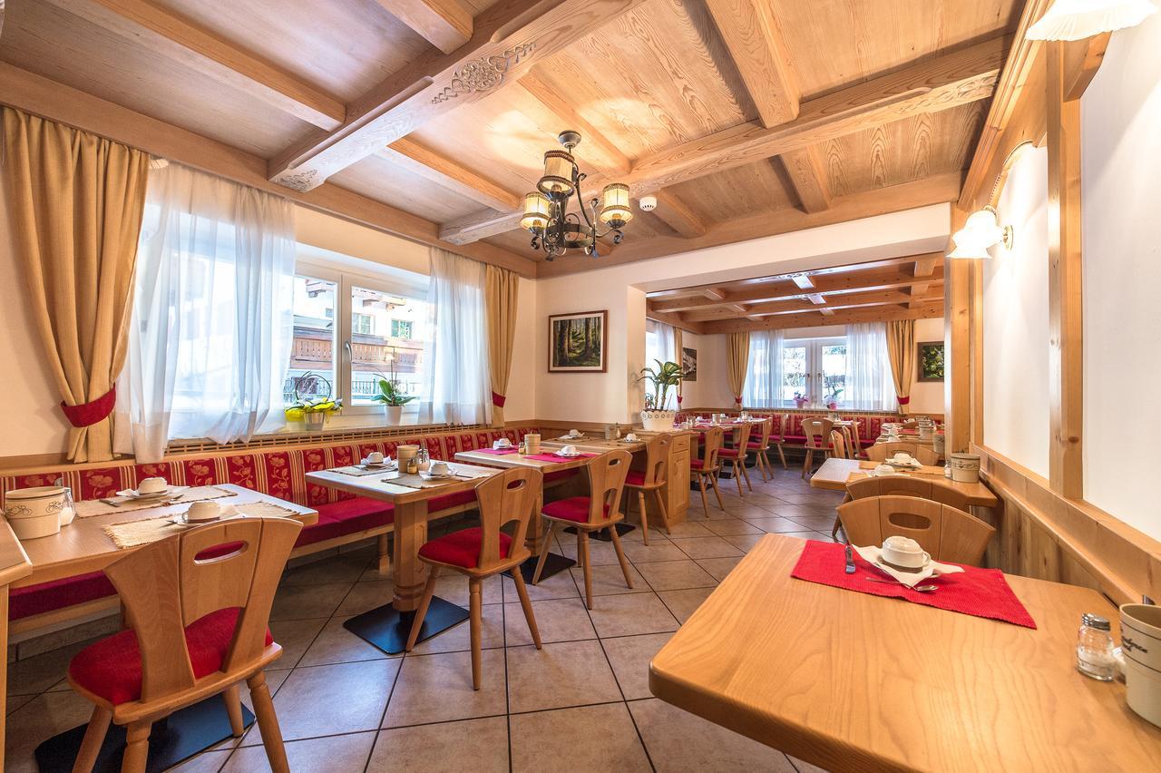 Garni Tyrolia Hotell Campitello di Fassa Exteriör bild