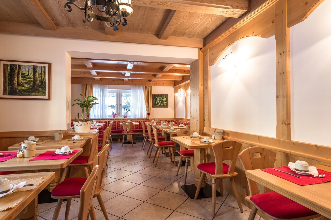 Garni Tyrolia Hotell Campitello di Fassa Exteriör bild